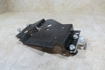 2014 JOHN DEERE GATOR XUV 825i, LEFT LH MOUNTING BRACKET  (OPS1195) - Image 4