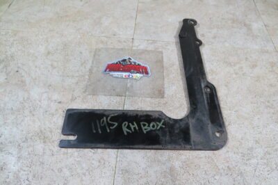 2014 JOHN DEERE GATOR XUV 825i, RIGHT RH CARGO BOX BRACKET (OPS1195)